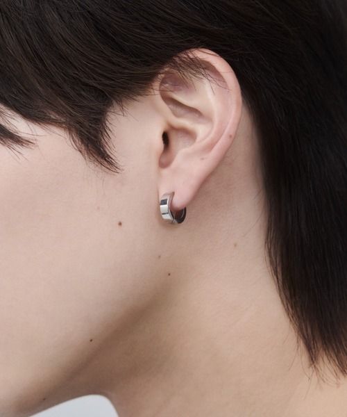 WYZ surgical stainless(ダブリューワイジィーサージカルステンレス)の「【 金属アレルギー対応 】クロスデザイン フープイヤリング サージカルステンレス(両耳用)(イヤリング・メンズ・シルバー/ブラック・FREE)」の4枚目の写真