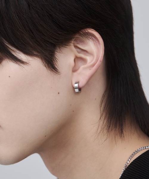 WYZ surgical stainless(ダブリューワイジィーサージカルステンレス)の「【 金属アレルギー対応 】クロスデザイン フープイヤリング サージカルステンレス(両耳用)(イヤリング・メンズ・シルバー/ブラック・FREE)」の5枚目の写真