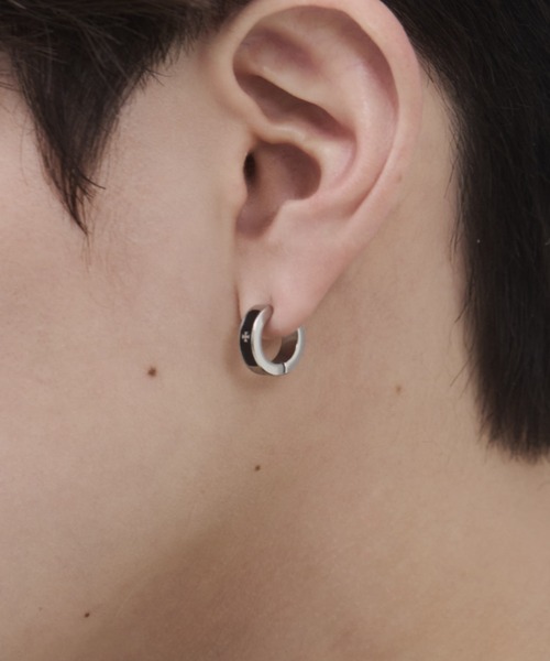 WYZ surgical stainless(ダブリューワイジィーサージカルステンレス)の「【 金属アレルギー対応 】クロスデザイン フープイヤリング サージカルステンレス(両耳用)(イヤリング・メンズ・シルバー/ブラック・FREE)」の9枚目の写真