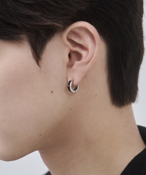 WYZ surgical stainless(ダブリューワイジィーサージカルステンレス)の「【 金属アレルギー対応 】クロスデザイン フープイヤリング サージカルステンレス(両耳用)(イヤリング・メンズ・シルバー/ブラック・FREE)」の13枚目の写真