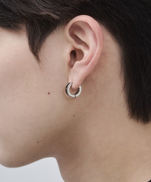 WYZ surgical stainless(ダブリューワイジィーサージカルステンレス)の「【 金属アレルギー対応 】クロスデザイン フープイヤリング サージカルステンレス(両耳用)(イヤリング・メンズ・シルバー/ブラック・FREE)」の14枚目の写真