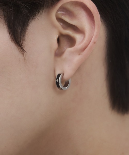 WYZ surgical stainless(ダブリューワイジィーサージカルステンレス)の「【 金属アレルギー対応 】クロスデザイン フープイヤリング サージカルステンレス(両耳用)(イヤリング・メンズ・シルバー/ブラック・FREE)」の16枚目の写真