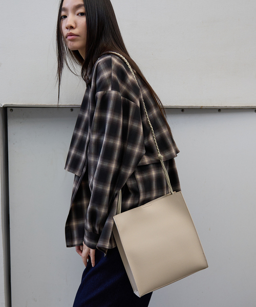 NOMINE(ノミネ)の「【FAVORI】スクエア ショルダーバッグ(ショルダーバッグ・レディース・ブラック/グレイッシュベージュ・フリー)」の1枚目の写真