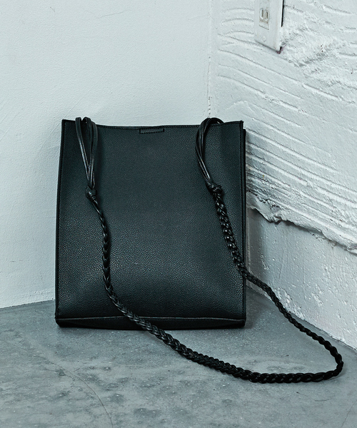 NOMINE(ノミネ)の「【FAVORI】スクエア ショルダーバッグ(ショルダーバッグ・レディース・ブラック/グレイッシュベージュ・フリー)」の2枚目の写真