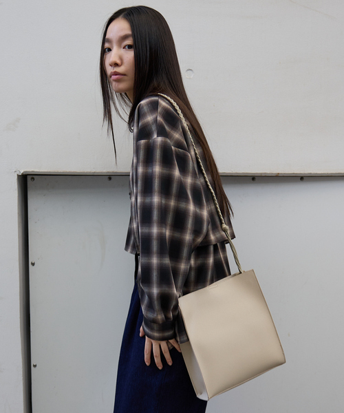 NOMINE(ノミネ)の「【FAVORI】スクエア ショルダーバッグ(ショルダーバッグ・レディース・ブラック/グレイッシュベージュ・フリー)」の3枚目の写真