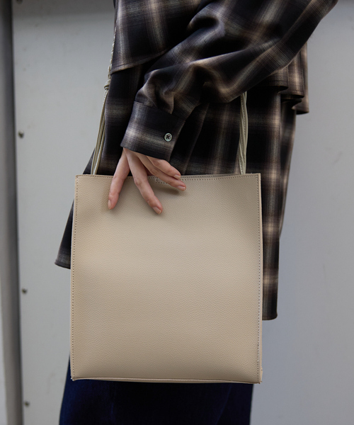 NOMINE(ノミネ)の「【FAVORI】スクエア ショルダーバッグ(ショルダーバッグ・レディース・ブラック/グレイッシュベージュ・フリー)」の4枚目の写真