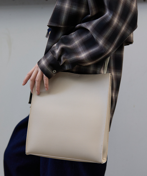 NOMINE(ノミネ)の「【FAVORI】スクエア ショルダーバッグ(ショルダーバッグ・レディース・ブラック/グレイッシュベージュ・フリー)」の5枚目の写真