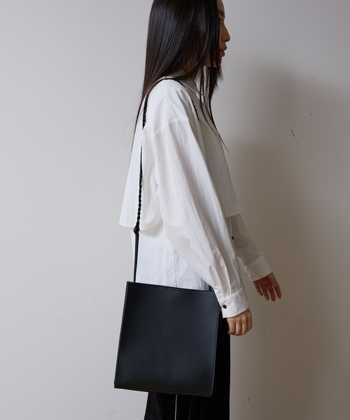 NOMINE(ノミネ)の「【FAVORI】スクエア ショルダーバッグ(ショルダーバッグ・レディース・ブラック/グレイッシュベージュ・フリー)」の6枚目の写真