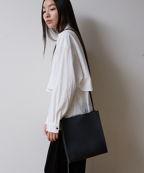 NOMINE(ノミネ)の「【FAVORI】スクエア ショルダーバッグ(ショルダーバッグ・レディース・ブラック/グレイッシュベージュ・フリー)」の7枚目の写真