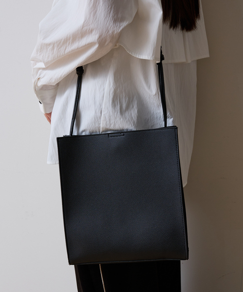 NOMINE(ノミネ)の「【FAVORI】スクエア ショルダーバッグ(ショルダーバッグ・レディース・ブラック/グレイッシュベージュ・フリー)」の8枚目の写真