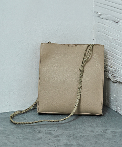 NOMINE(ノミネ)の「【FAVORI】スクエア ショルダーバッグ(ショルダーバッグ・レディース・ブラック/グレイッシュベージュ・フリー)」の9枚目の写真