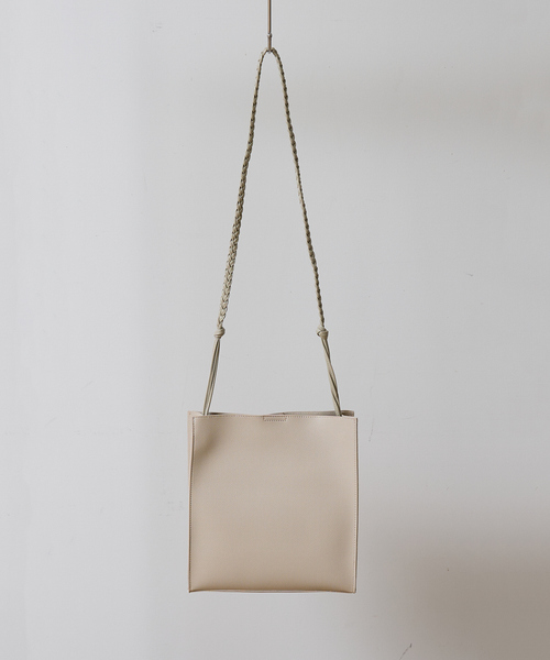 NOMINE(ノミネ)の「【FAVORI】スクエア ショルダーバッグ(ショルダーバッグ・レディース・ブラック/グレイッシュベージュ・フリー)」の10枚目の写真