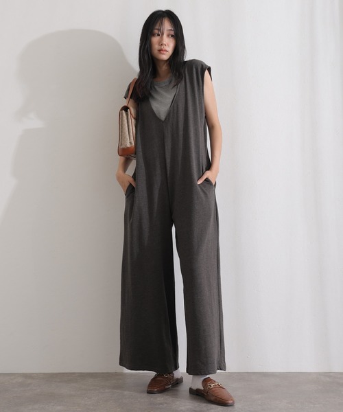 ElegChic(エレグシック)の「ミニ裏毛ディープVネックコットンジャンプスーツ(つなぎ/オールインワン・レディース・ブラック/ライトベージュ/グレー/チャコール・M/XL/4L)」の4枚目の写真