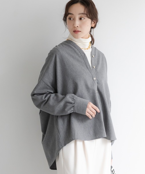 Elura(エルーラ)の「ミルドカルゼVネックシャツ/590916(シャツ/ブラウス・レディース・ブラウン/オフホワイト/グレー・MEDIUM/LARGE)」の1枚目の写真