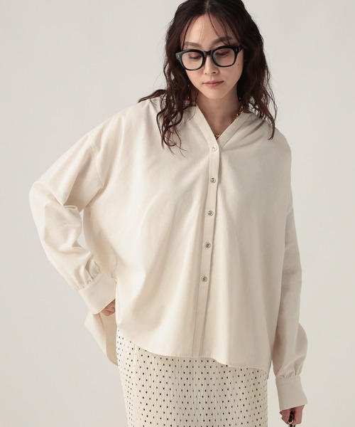 Elura(エルーラ)の「ミルドカルゼVネックシャツ/590916(シャツ/ブラウス・レディース・ブラウン/オフホワイト/グレー・MEDIUM/LARGE)」の2枚目の写真