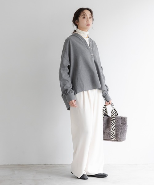 Elura(エルーラ)の「ミルドカルゼVネックシャツ/590916(シャツ/ブラウス・レディース・ブラウン/オフホワイト/グレー・MEDIUM/LARGE)」の6枚目の写真