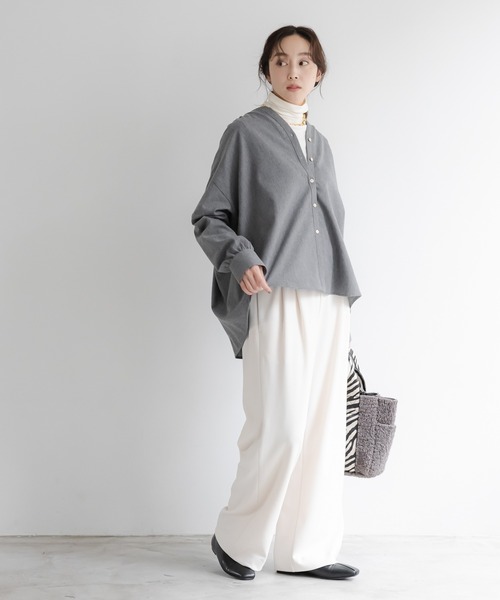 Elura(エルーラ)の「ミルドカルゼVネックシャツ/590916(シャツ/ブラウス・レディース・ブラウン/オフホワイト/グレー・MEDIUM/LARGE)」の7枚目の写真