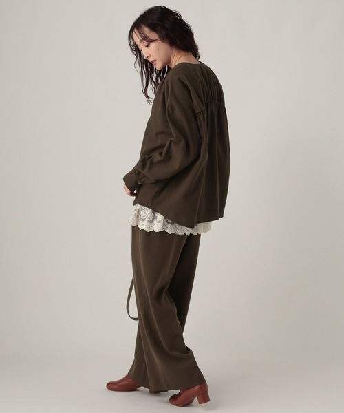 Elura(エルーラ)の「ミルドカルゼVネックシャツ/590916(シャツ/ブラウス・レディース・ブラウン/オフホワイト/グレー・MEDIUM/LARGE)」の16枚目の写真