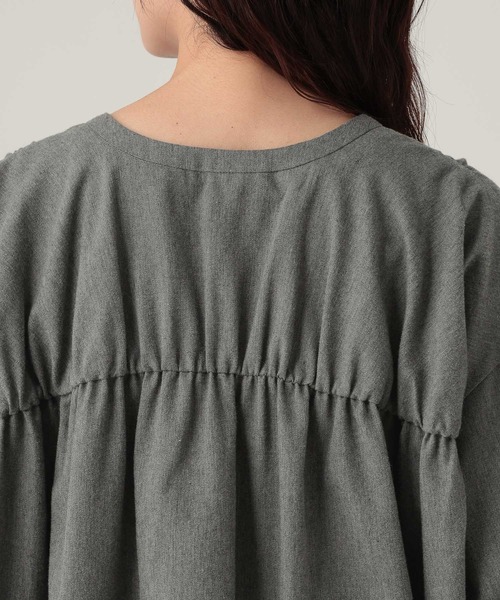 Elura(エルーラ)の「ミルドカルゼVネックシャツ/590916(シャツ/ブラウス・レディース・ブラウン/オフホワイト/グレー・MEDIUM/LARGE)」の21枚目の写真