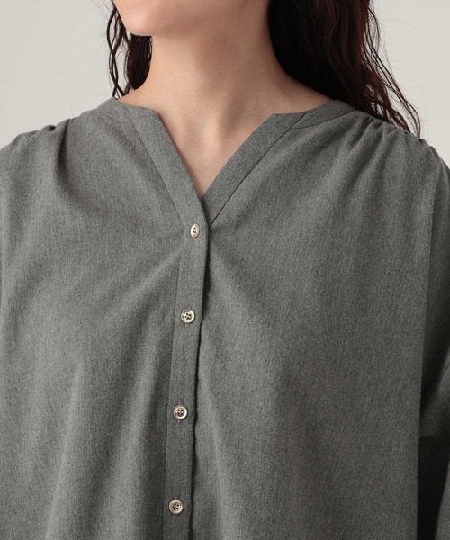 Elura(エルーラ)の「ミルドカルゼVネックシャツ/590916(シャツ/ブラウス・レディース・ブラウン/オフホワイト/グレー・MEDIUM/LARGE)」の20枚目の写真