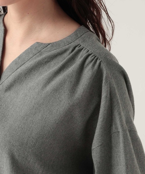 Elura(エルーラ)の「ミルドカルゼVネックシャツ/590916(シャツ/ブラウス・レディース・ブラウン/オフホワイト/グレー・MEDIUM/LARGE)」の22枚目の写真