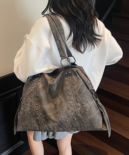 HALEY PESCA(ヘーリーペスカ)の「HALEY PESCA/【大容量/A4収納可】 ヴィンテージスタッズショルダーバッグ(ショルダーバッグ・レディース・ブラウン/ベージュ/ブラック/オフホワイト・FREE)」の11枚目の写真