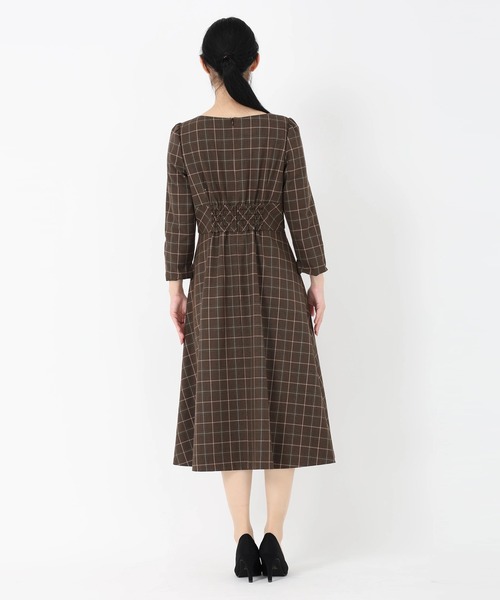 STRAWBERRY-FIELDS（ストロベリーフィールズ）の「プリシカルチェック_チェックフィットアンドフレアワンピース（ワンピース・レディース・ブラウン/グレー・2）」の8枚目の写真