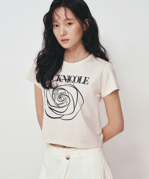 NICK&NICOLE(ニックアンドニコール)の「ROSE SIGNATURE CROP TOP_BEIGE BLACK(Tシャツ/カットソー・レディース・その他・FREE)」の1枚目の写真