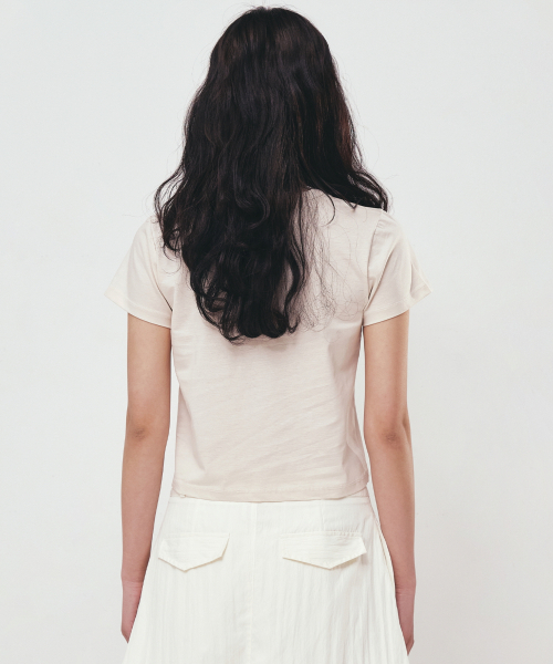 NICK&NICOLE(ニックアンドニコール)の「ROSE SIGNATURE CROP TOP_BEIGE BLACK(Tシャツ/カットソー・レディース・その他・FREE)」の3枚目の写真