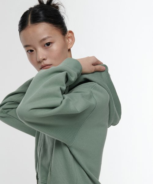 MUSINSA STANDARD WOMAN（ムシンサスタンダードウーマン）の「女性用クロップドフード付きスウェットジップアップ[ダスティグリーン]（パーカー・レディース・その他・SMALL/MEDIUM/LARGE/X-SMALL）」の3枚目の写真
