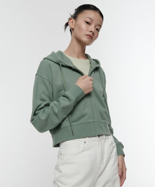 MUSINSA STANDARD WOMAN（ムシンサスタンダードウーマン）の「女性用クロップドフード付きスウェットジップアップ[ダスティグリーン]（パーカー・レディース・その他・SMALL/MEDIUM/LARGE/X-SMALL）」の4枚目の写真
