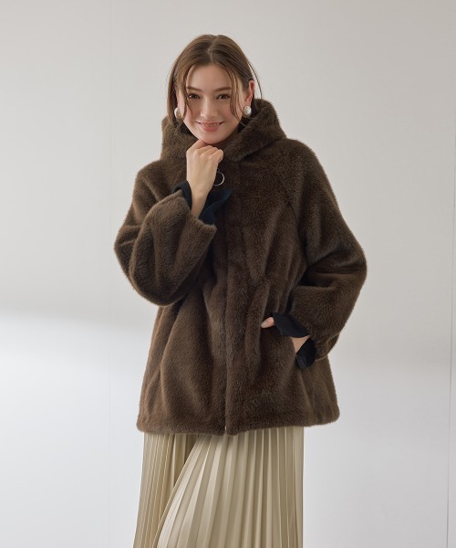 QUEENS COURT(クイーンズコート)の「フェイクファーフーディショートコート≪手洗い可能≫(その他アウター・レディース・ダークグレー・M)」の3枚目の写真