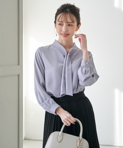 IKKA LOUNGE（イッカラウンジ）の「ボータイデザインブラウス（シャツ/ブラウス・レディース・ネイビー/サックスブルー/オフホワイト・M/L/S）」の3枚目の写真