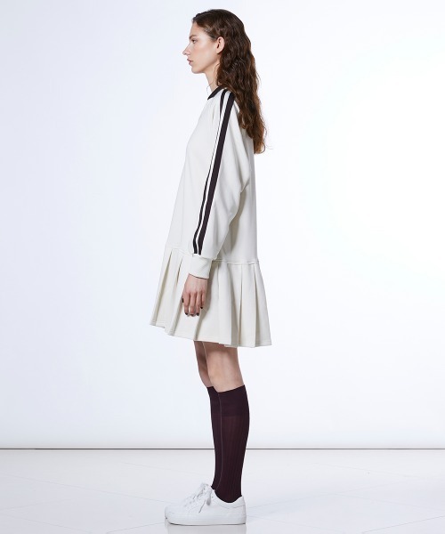 DOUBLE STANDARD CLOTHING(ダブルスタンダードクロージング)の「プリーツジャージワンピース(ワンピース・レディース・ブラック/オフホワイト・36/38)」の4枚目の写真