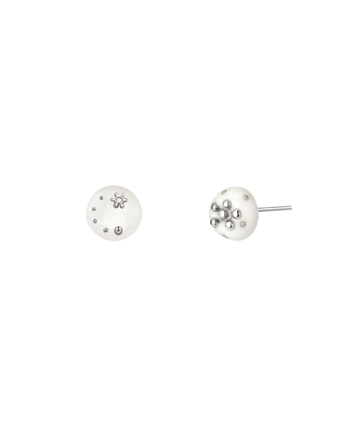 NFF(エヌエフエフ)の「lilt earrings-white(ピアス(両耳用)・レディース・その他・FREE)」の1枚目の写真