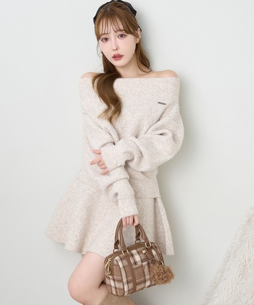 one after another NICE CLAUP（ワンアフターアナザーナイスクラップ）の「オフショルニットセットアップ（セットアップ・レディース・チャコールグレー/アイボリー/ブラック/ベージュ/ピンク・FREE）」の4枚目の写真