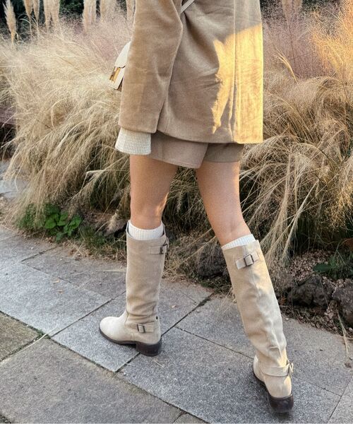SHOEHI（シューハイ）の「アリア ソフトレザー スウェード ベルト ロングブーツ(3Colors)_B2342（ブーツ・レディース・ブラック/ブラウン/アイボリー・23cm/23.5cm/24cm/24.5cm/22.5cm）」の4枚目の写真