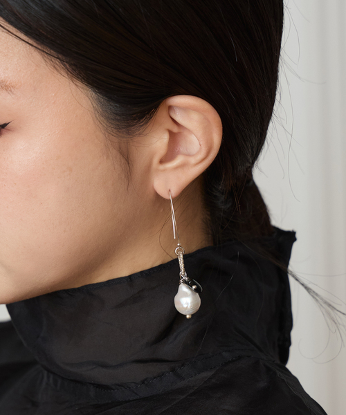 Y.A.Acc(ワイエーアク)の「Y.A.Acc/ワイエーアク×LA BOUCLE別注 バロックパールピアス(ピアス(両耳用)・レディース・ホワイト・FREE)」の1枚目の写真