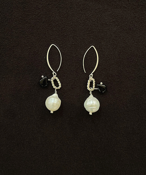 Y.A.Acc(ワイエーアク)の「Y.A.Acc/ワイエーアク×LA BOUCLE別注 バロックパールピアス(ピアス(両耳用)・レディース・ホワイト・FREE)」の2枚目の写真