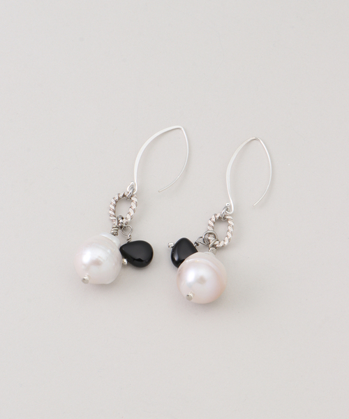Y.A.Acc(ワイエーアク)の「Y.A.Acc/ワイエーアク×LA BOUCLE別注 バロックパールピアス(ピアス(両耳用)・レディース・ホワイト・FREE)」の4枚目の写真
