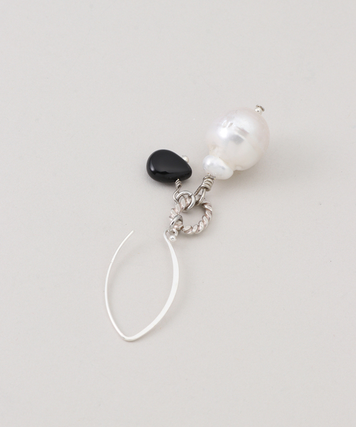 Y.A.Acc(ワイエーアク)の「Y.A.Acc/ワイエーアク×LA BOUCLE別注 バロックパールピアス(ピアス(両耳用)・レディース・ホワイト・FREE)」の5枚目の写真