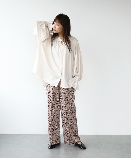 Jines(ジネス)の「サテンギャザーブラウス(シャツ/ブラウス・レディース・チャコールグレー/ブラック/アイボリー・38)」の4枚目の写真