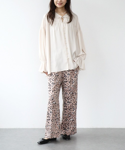 Jines(ジネス)の「サテンギャザーブラウス(シャツ/ブラウス・レディース・チャコールグレー/ブラック/アイボリー・38)」の5枚目の写真