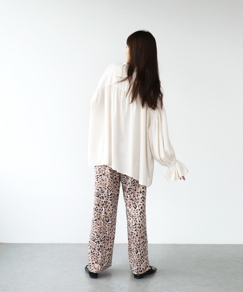 Jines(ジネス)の「サテンギャザーブラウス(シャツ/ブラウス・レディース・チャコールグレー/ブラック/アイボリー・38)」の7枚目の写真