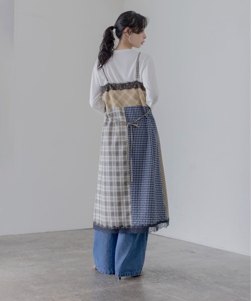 Eimee Law(エイミーロウ)の「小花刺繍チェックパッチワークキャミワンピース(ワンピース・レディース・黄緑系/ブラック・FREE)」の4枚目の写真