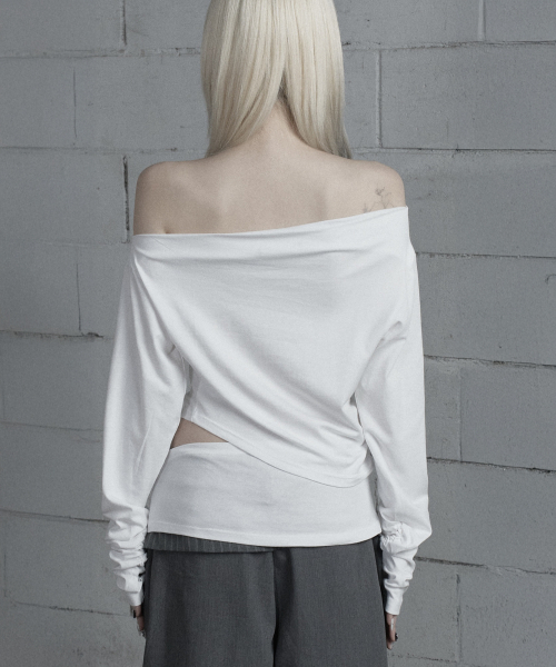 ETRE AU SOMMET(エトレオソメ)の「Cut-Out Open Long Sleeve (White)(Tシャツ/カットソー・レディース・ホワイト・FREE)」の4枚目の写真