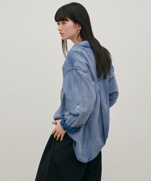 LARUTA（ラルータ）の「【LARUTA】【夏も着れるデニム】デニム風加工シャツ（シャツ/ブラウス・レディース・サックスブルー/ブルー・FREE）」の4枚目の写真