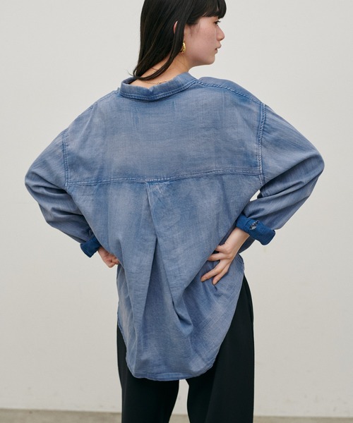 LARUTA（ラルータ）の「【LARUTA】【夏も着れるデニム】デニム風加工シャツ（シャツ/ブラウス・レディース・サックスブルー/ブルー・FREE）」の5枚目の写真