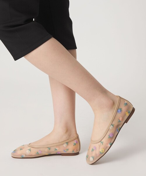 ODETTE E ODILE(オデットエオディール)の「フラワーチュール フラット10↑(パンプス・レディース・ベージュ・25cm/24.5cm/24cm/23.5cm/23cm/22.5cm/22cm)」の4枚目の写真