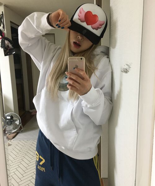 ARIGHTANGLE（アライトアングル）の「LOVE YOU HOODIE (2 COLOR)（パーカー・レディース・ホワイト/ブラック・FREE）」の3枚目の写真